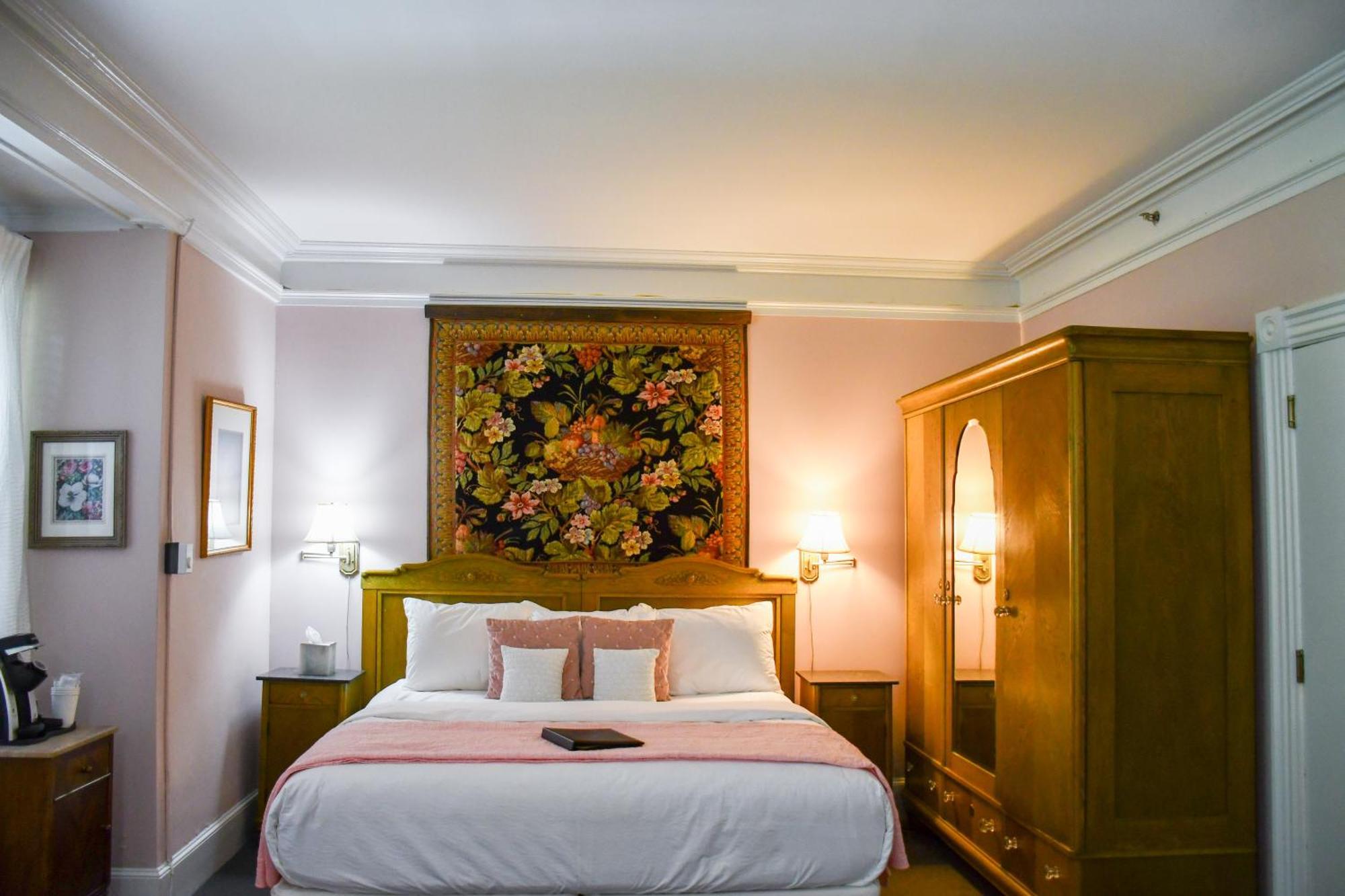The Sayre Mansion 3*