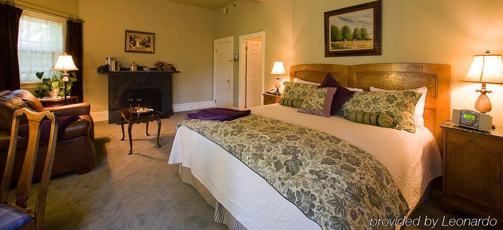 The Sayre Mansion 3*